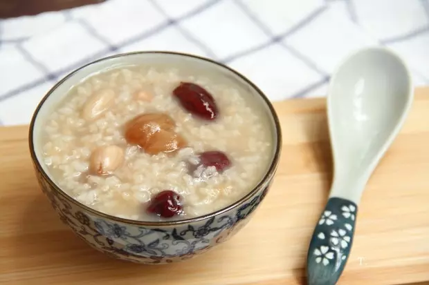 红枣桂圆花生粥