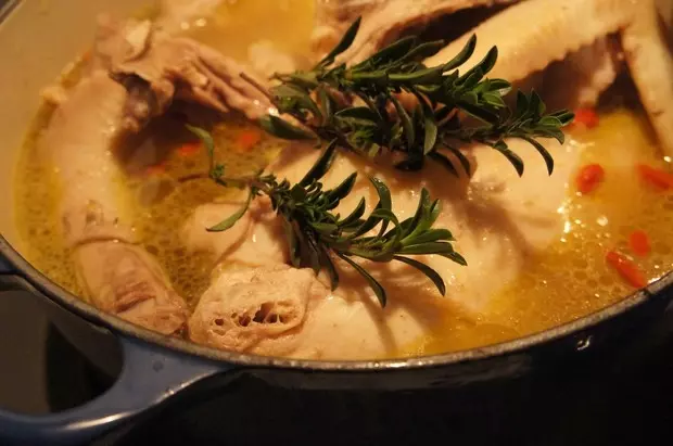 百里香燉雞湯（le creuset dutch oven hen stew）