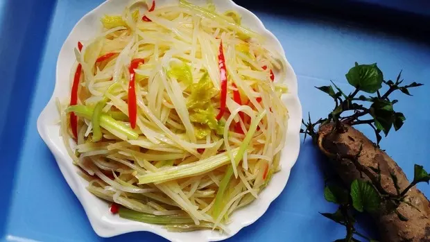 能当主食吃的炒菜丨芹菜土豆丝 · 圆满素食