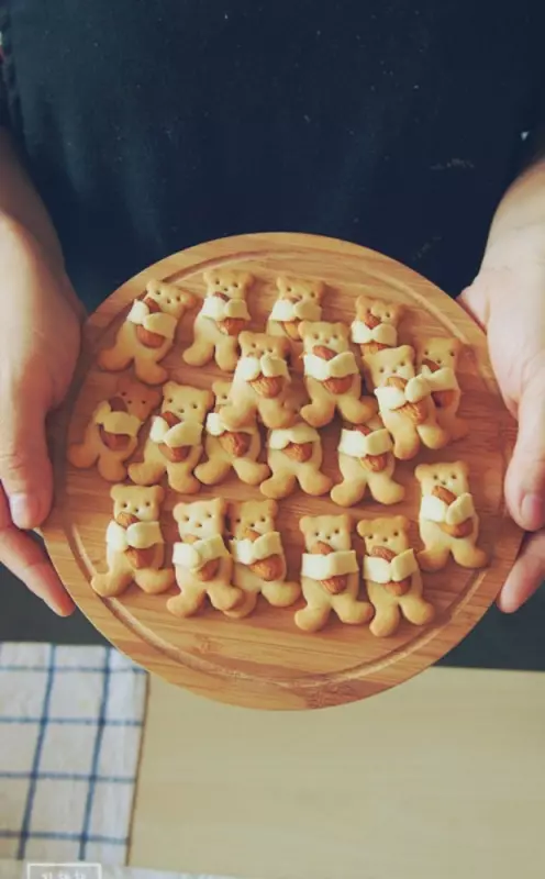 小熊抱杏仁饼干