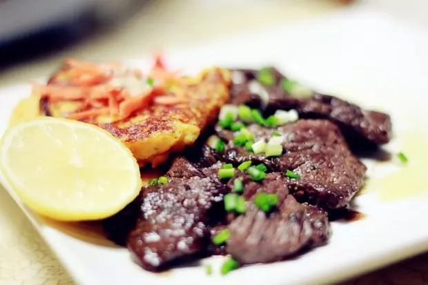 土豆餅配黑胡椒小牛排