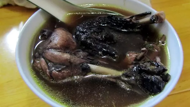 何首烏黑豆烏雞湯