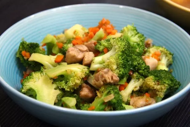 《昨日的美食》之蚝油炒鸡肉花椰菜