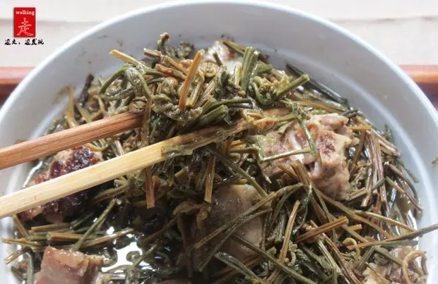 水蕨菜炖鸡肉