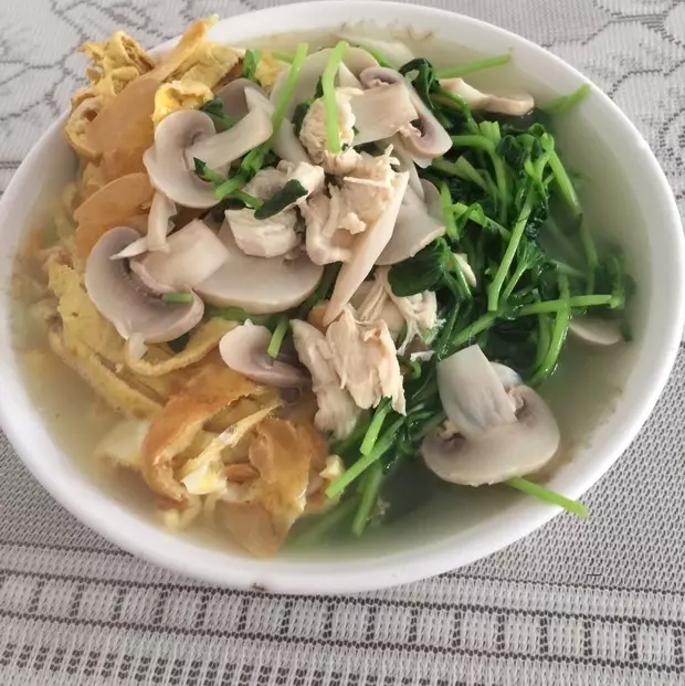 鸡丝蘑菇汤豆苗