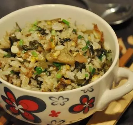 酸菜鸡蛋炒饭