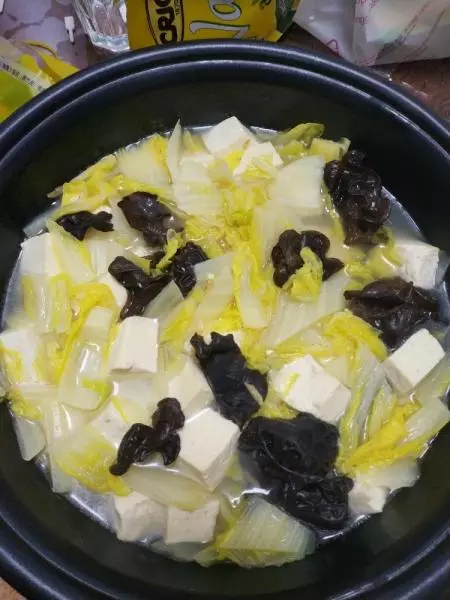 小虾米白菜木耳炖豆腐