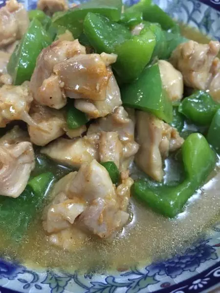 奥尔良风味鸡腿肉炒天椒