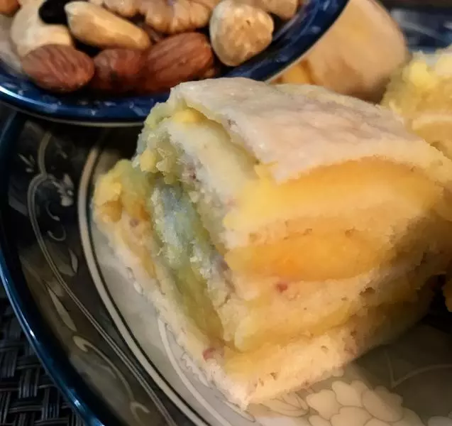 豆沙蛋黄火腿发面饼