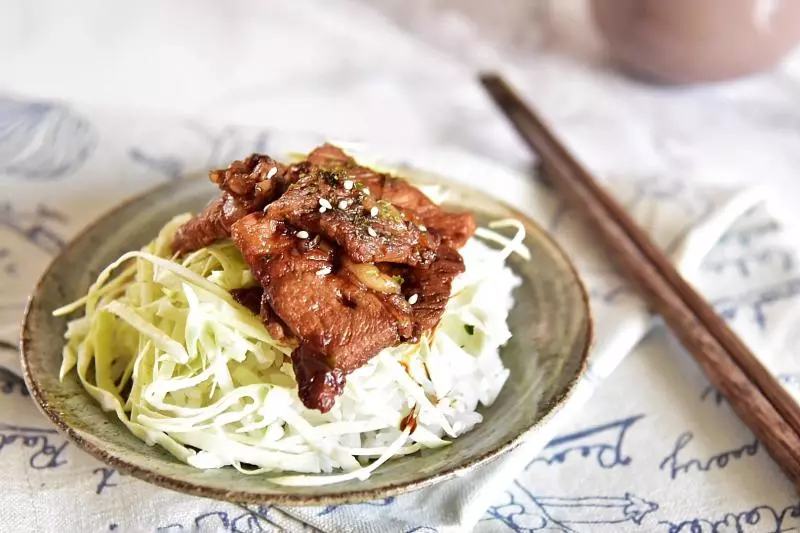 五花肉捲心菜蓋飯