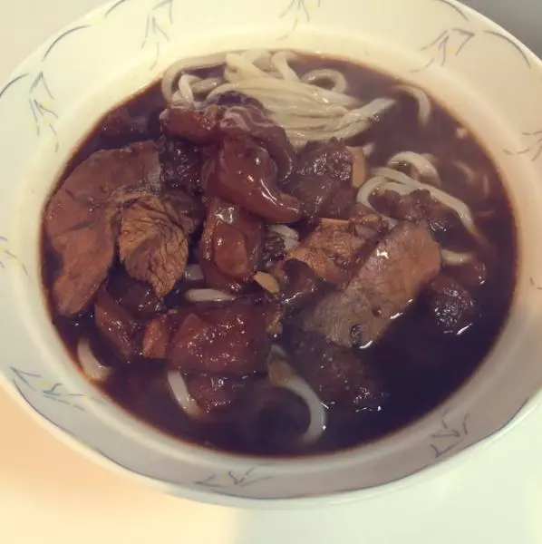 原汁原味半肉半筋牛肉麵