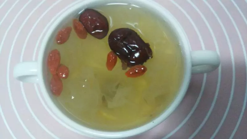 超简单的银耳莲子汤（电饭煲版）