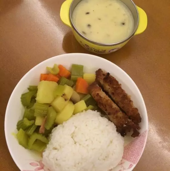 奶油蘑菇湯佐咖喱豬排飯