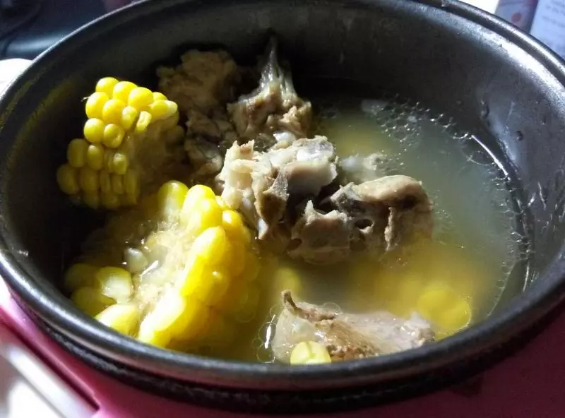 电饭锅版玉米排骨汤