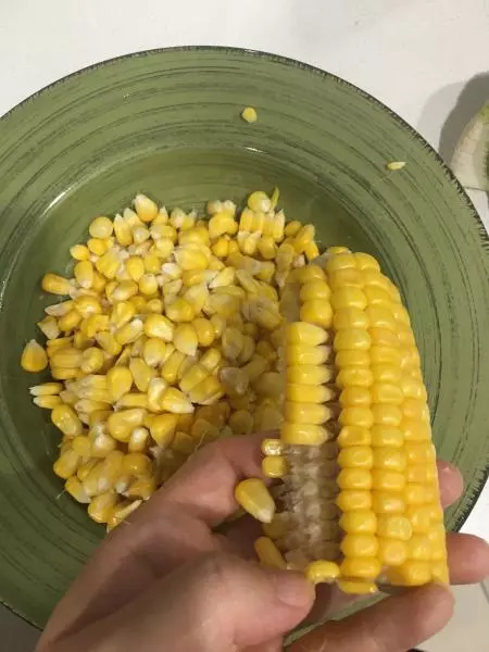 手剥玉米粒