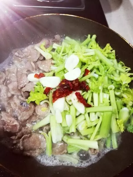 芹菜炒牛肉