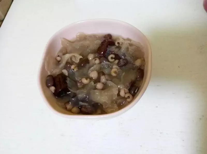 红豆红枣薏米银耳粥