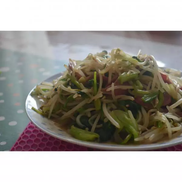 菠菜豆芽炒香肠