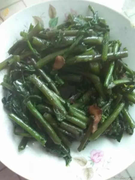 腊肉炒红油菜柳