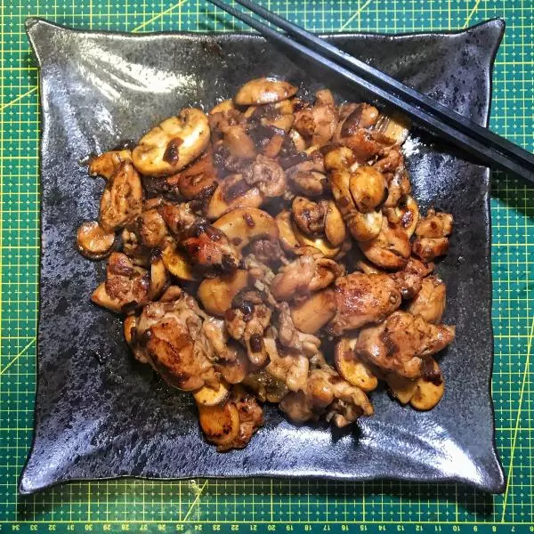 口蘑炒鸡腿肉