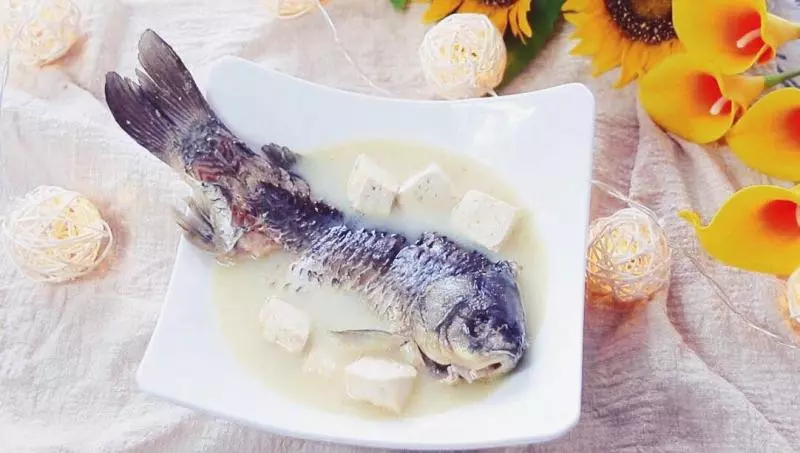 奶白鯽魚豆腐湯