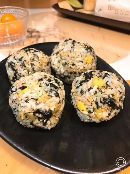 金枪鱼紫菜饭团