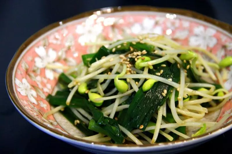 《昨日的美食》之芝麻涼拌韭菜豆芽