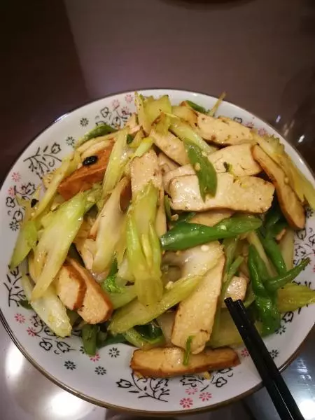 西芹豆腐干炒尖椒