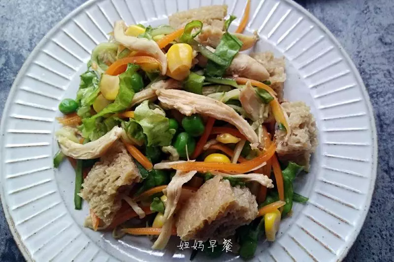 烤麸鸡肉拌杂蔬