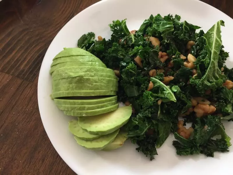 Sautéed kale with walnuts sided by avocado 羽衣甘藍炒核桃配牛油果