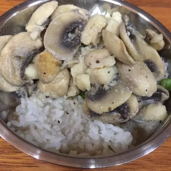 白蘑菇鸡胸肉盖浇饭