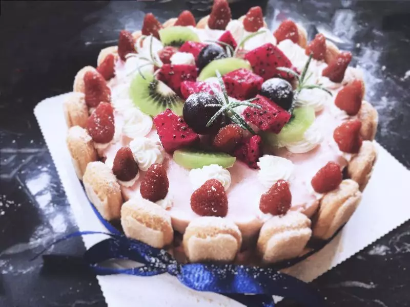 草莓慕斯夹心蛋糕