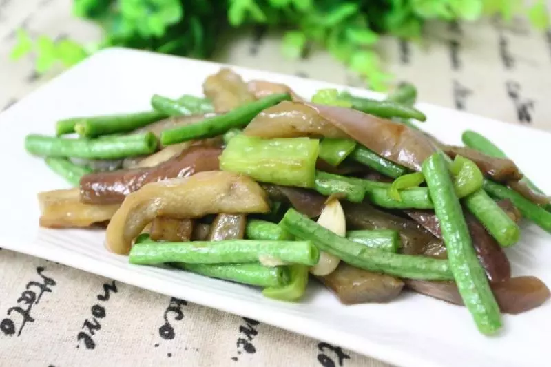 夏日餐桌上最家常的茄子炒豇豆