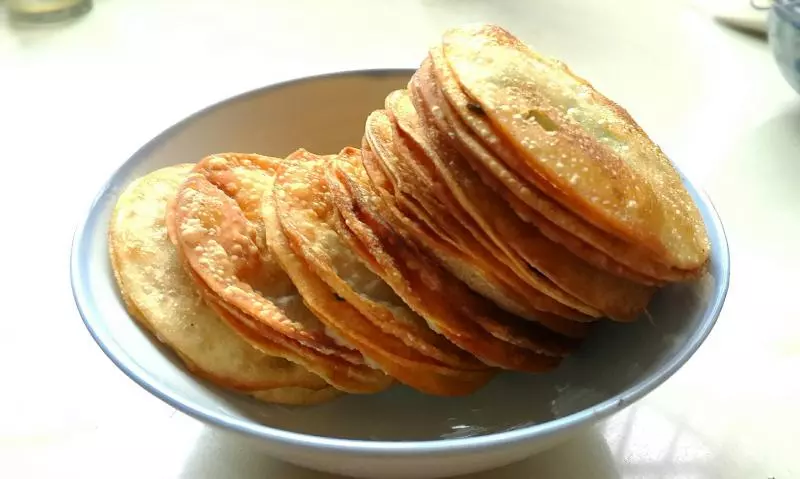 煎炸葱香饺子饼 饺子皮变身嘎吱脆的小吃