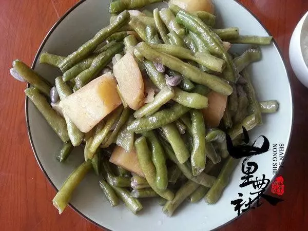 【土豆燉豆角】山里自種的豆角燉出菜來，味兒就是不一樣！】