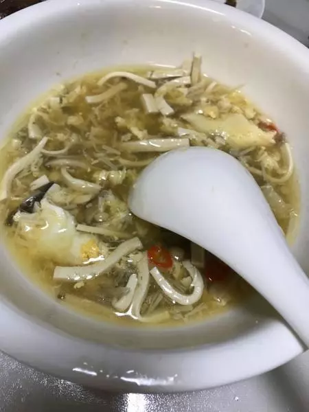 金針菇酸辣湯