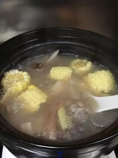 豬手蓮藕花生玉米湯