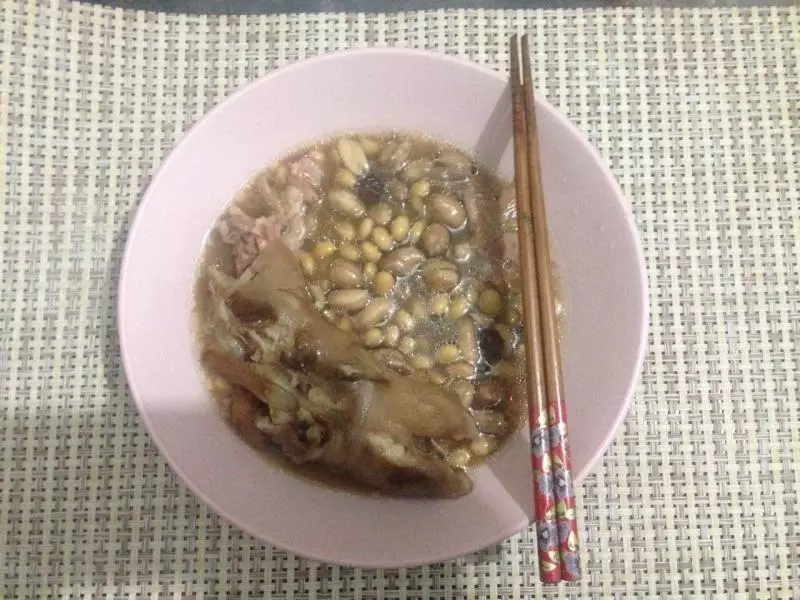 冬日进补之猪脚黄豆汤