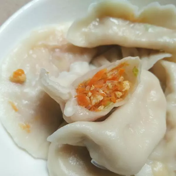 海鲜味的胡萝卜鸡蛋粉丝饺