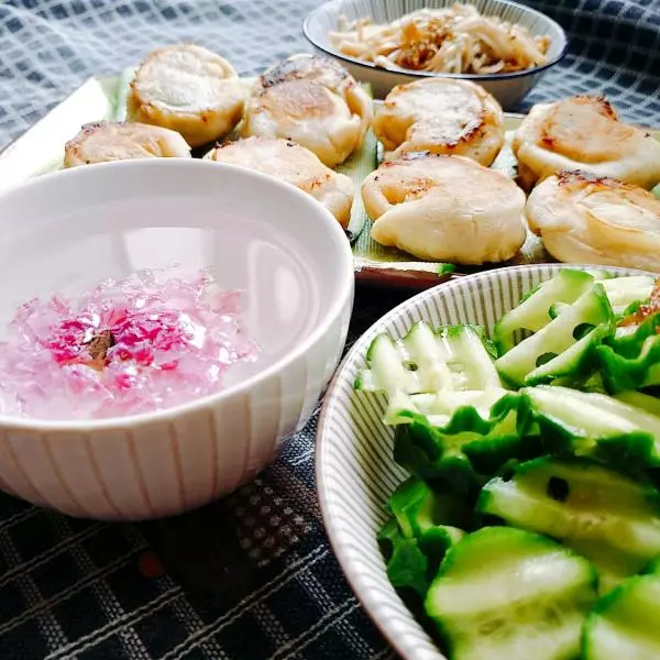 無敵電餅鐺煎餃子和煎金針菇，玫瑰醋拌黃瓜