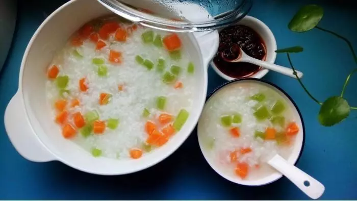 清香蔬菜粥丨胡萝卜莴笋砂锅粥&amp;炸酱 · 圆满素食