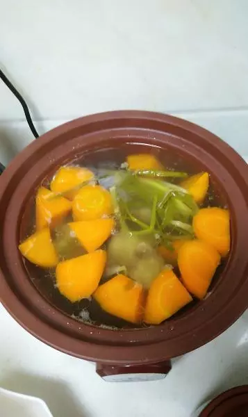 胡蘿蔔筒子骨精力湯！（寶寶輔食版）