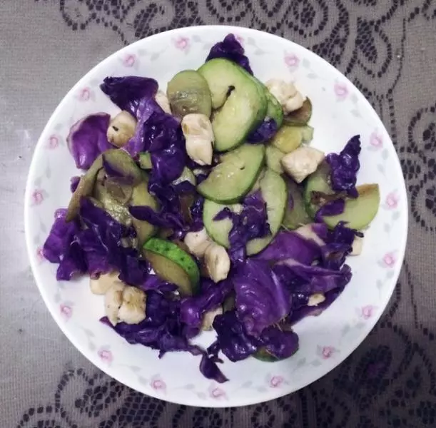 紫甘蓝黄瓜炒鸡丁