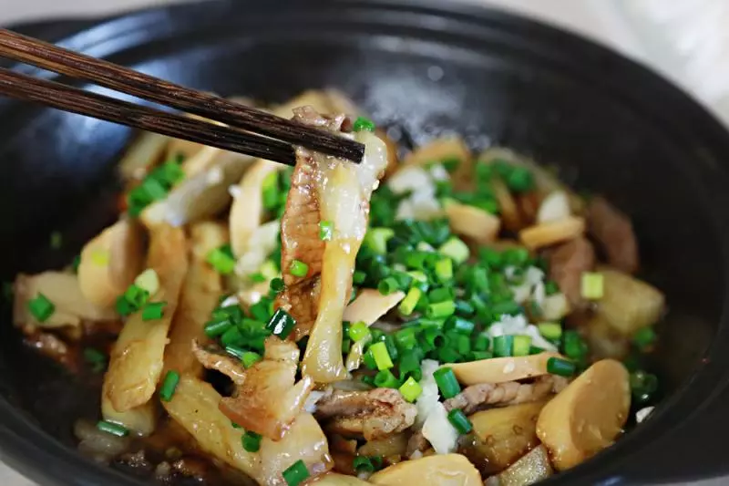 鸡肉肠五香花腩茄子煲