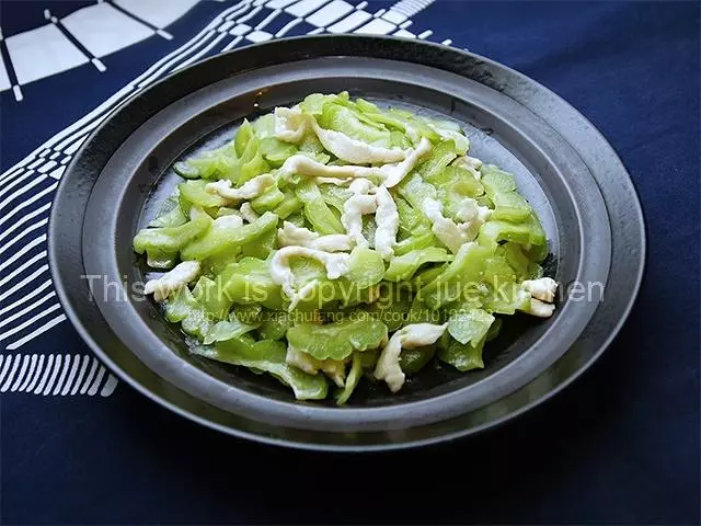 苦瓜炒鸡丝（或鸡片）