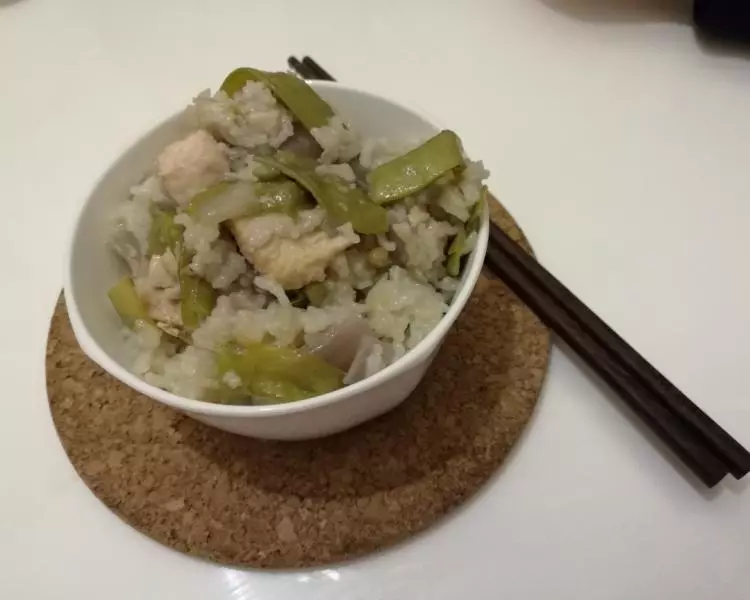 洋葱豌豆扁鸡肉焖饭