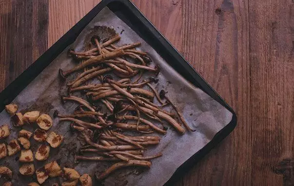 RILLED TOFU &amp;POPLAR MUSHROOM SALAD烤豆腐角茶树菇色拉