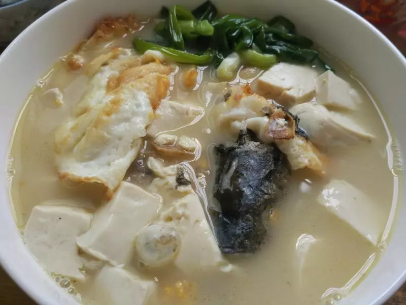 煎蛋鯽魚湯