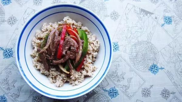 黑椒牛肉拌飯。