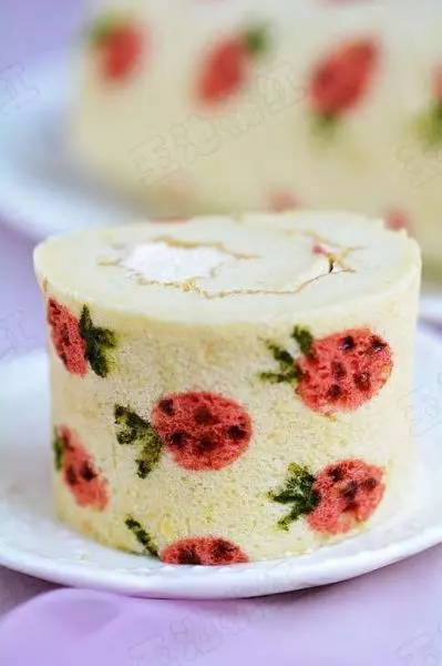 彩绘草莓奶油蛋糕卷